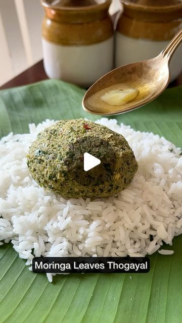 Murungai Keerai Recipe, Moringa Leaves Recipe, Thogayal Recipe, Moringa Recipes, Quick Rice, Urad Dal, Moringa Leaves, Grated Coconut, Red Chilli