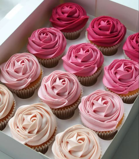 Deco Cupcake, Cake Rose, Cupcake Decorating Tips, Daughter Of The King, Instagram Kitchen, Cupcake Cake Designs, Baking Business, Valentine Cake, Cupcake Designs