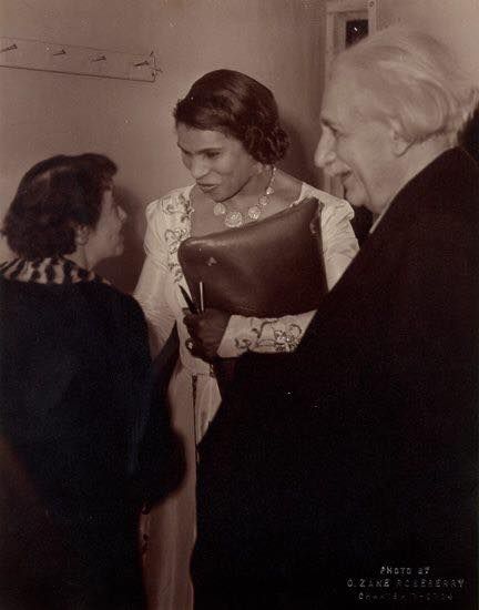 I love this photo!!!  Two of the best that America represents- contralto Marian Anderson and scientist Albert Einstein. Marian Anderson, Interesting People, Albert Einstein, Single Women, Classical Music, Quilt Inspiration, Scientists, Vintage Photos, Einstein