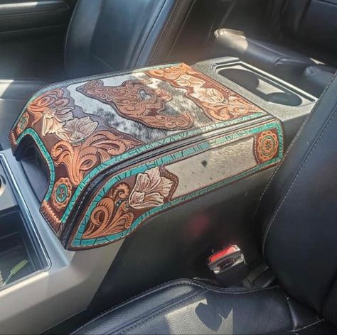 Truck Center Console Ideas, Punchy Car Accessories, Western Vehicle Accessories, Country Truck Accessories, Classic Truck Interior, Car Decorations Interior Western, Truck Decorations Interior Western, Girly Truck Interior, Interior Truck Ideas