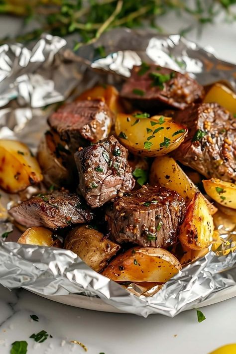 Fire up the grill and make these steak and potato foil packets! They're quick, easy, and cleanup is a breeze! Vegetable Foil Packets, Veggie Foil Packets, Steak Foil Packets, Foil Packet Potatoes, Beef And Vegetables, Steak And Potatoes, Garlic Steak, Steak Potatoes, Foil Pack Meals