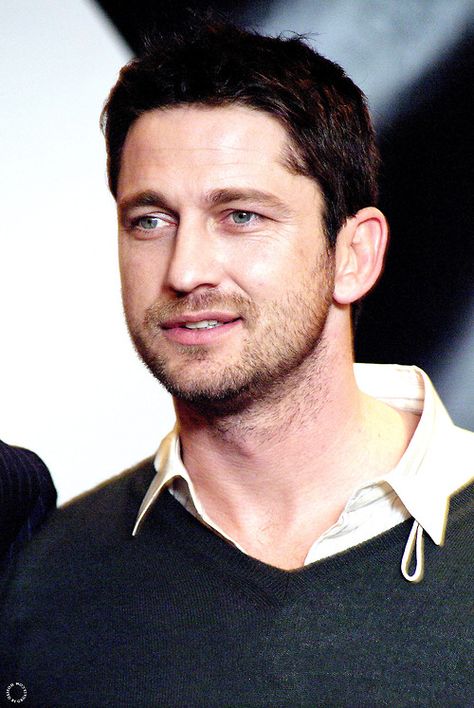 Gerry Gerard Butler Young, Actor Gerard Butler, I'm Just A Girl, Gerard Butler, The Opera, Phantom Of The Opera, Hot Actors, Just A Girl, Chris Evans