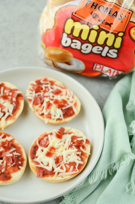 Mini Pizza Bagels - make your own bagel bites! Mini bagels topped with pizza sauce, cheese, and pepperoni. Freezer instructions included! Homemade Bagel Bites, Mini Bagel Bites, Mini Pizza Bagels, Street Style Kendall Jenner, Mini Bagel Pizza, Bagel Bites Recipe, Bagel Pizza Recipe, Mini Pizza Bites, Fake Ginger