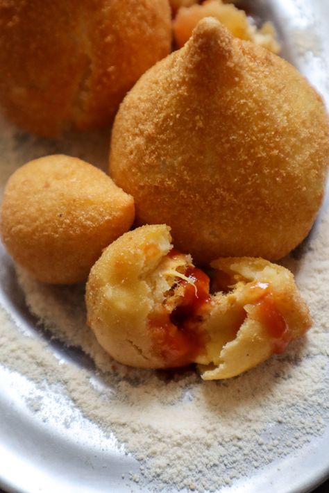 Brazilian Chicken Pastel Recipe, Cape Verde Food Recipes, Brazilian Lunch, Authentic Brazilian Food, Coxinha Recipe, Chicken Pastry, Chicken Pastel, Cape Verde Food, International Meals