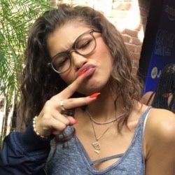 Zendaya Icons, Zendaya Maree Stoermer Coleman, Ig Account, Artists And Models, Zendaya Coleman, Iconic Women, How To Pose, Woman Crush, Tom Holland