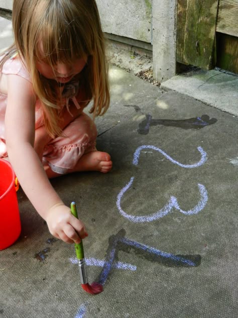 Worms Eye-View: OUTDOOR MARK MAKING. NUMBERS, LETTERS AND MATHEMATICAL CONCEPTS.  EYFS LINKS Outdoor Mark Making, Mark Making Ideas, Eyfs Outdoor Area, Maths Eyfs, Early Years Maths, Outdoor Learning Activities, Number Formation, Eyfs Classroom, Outdoor Nursery