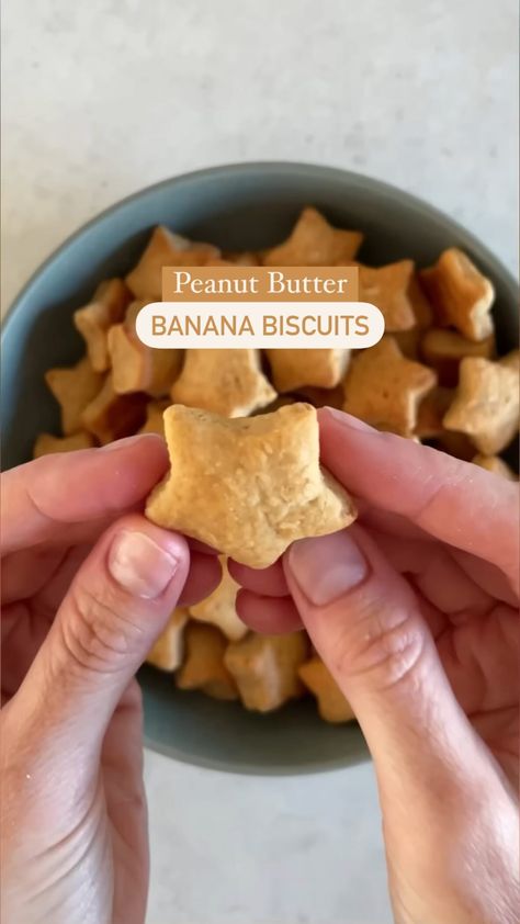 🍌🥜 3 INGREDIENT PEANUT BUTTER BANANA BISCUITS 🥜🍌 Makes 55-60 biscuits 🍪 BLW 🌱Suitable 6+ months This is such an easy and healthy snack that is tasty for all ages. We’ve seen a few different styles of baby biscuits like this around and decided to try to make some that used only natural fats like nut butter, banana, and flour to keep them as simple and healthy as possible 🥜🍌 These biscuits are suitable from 6 months once allergens have been exposed. Ingredients: 1 large very ripe Bana 13 Month Old Snack Ideas, Dairy Free Snacks For Toddlers, Meals For Babies 1 Year, Diy Healthy Snacks For Kids, Healthy Snacks For 12 Month Old, Banana Recipes For Babies, Toddler Snack Ideas For Daycare, Healthy Baked Goods For Kids, Homemade Healthy Snacks For Kids