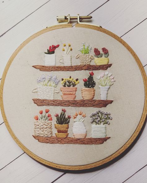 Hand Embroidery Stitches, Hoop Art, Embroidery Stitches, Hand Embroidery, Christmas Decor, Cross Stitch, Christmas Decorations, Shelves, Embroidery