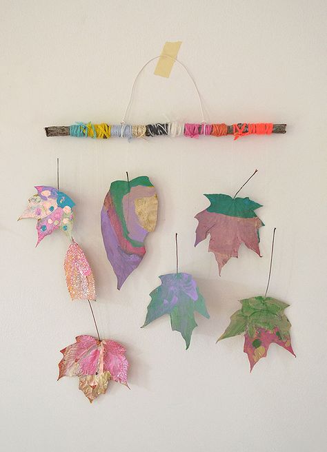 Children paint dried leaves and wrap twigs with yarn to make beautiful mobiles. Autumn Leaves Craft, Penanda Buku, Slow Lifestyle, Leaf Crafts, Art Camp, Kid Art, Forest School, Toddler Art, Painted Leaves