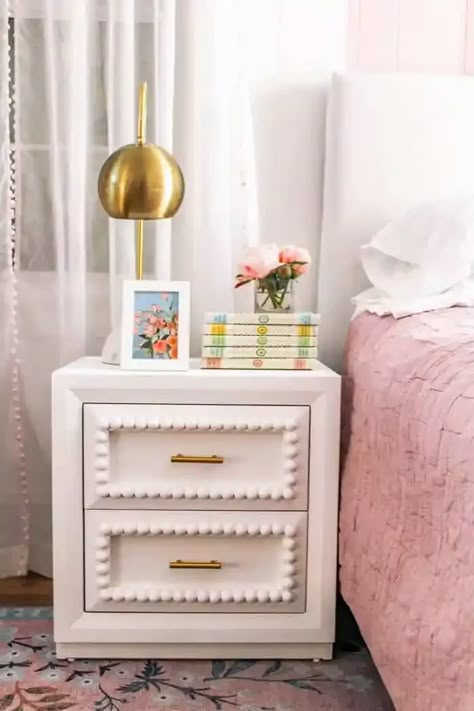 Dorm Room Night Stand Bedside Tables, Cute Bedroom Nightstands, Redone Side Table, Cute Night Stand Ideas, Future Room Ideas, Redo Night Stands, Cute Nightstand Ideas, Painted Bedside Table Ideas, Dorm Room Night Stand