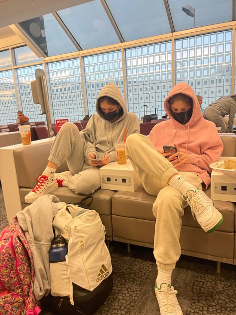 Travel Day Outfit Winter, Comfy Travel Outfit Aesthetic, Aesthetic Airport Fit, Comfy Airport Outfit Aesthetic, Winter Plane Outfit, Lazy Airport Outfit, Airport Fits Comfy, Grwm Airport, Outfit Ideas For Airport