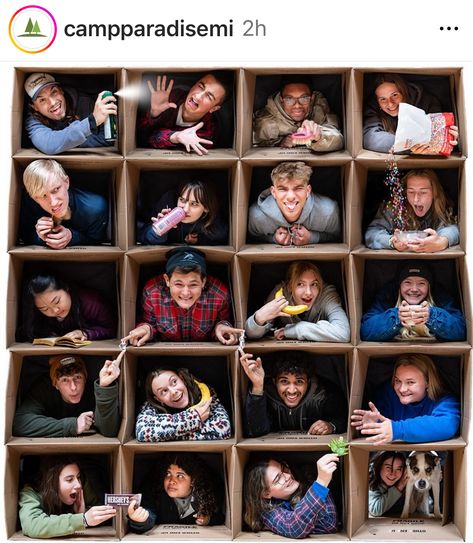 Awkward Office Photos, Family Box Photoshoot, Team Photoshoot Ideas Fun, Family Box Photo, Box Family Photoshoot, Christmas Group Photoshoot Friends, Cardboard Photoshoot, Cardboard Box Photoshoot, Box Pictures Ideas