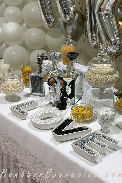 Wedding candy buffet with balloon decoration Silver Candy Buffet, Drunk Disney, Candy Buffet Ideas, Gold Candy Bar, Birthday Cake Black, White Candy Buffet, Candy Buffet Bar, Creative Sweets, Wedding Candy Table