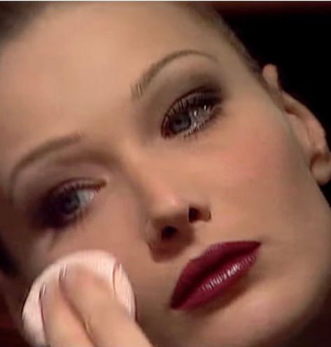 90s Makeup Look, 90s Makeup, 90s Supermodels, Carla Bruni, Make Up Inspo, 90s Aesthetic, Red Lipstick, Model Life, Pretty Makeup