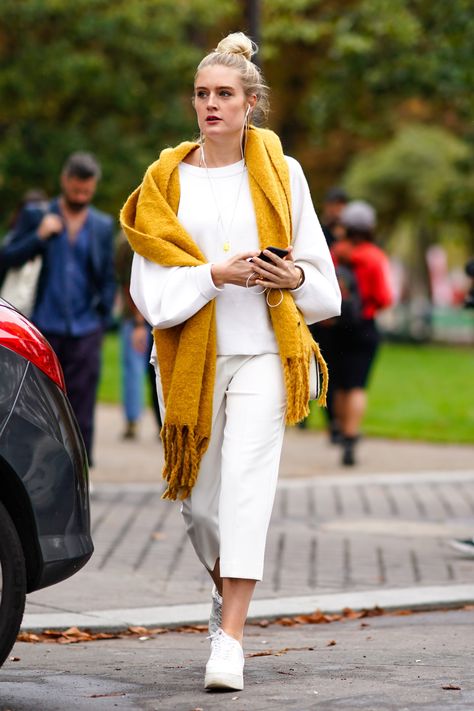 This Is the 1 Color Everyone Will Be Wearing Next Spring Yellow Scarf Outfit Winter, Yellow Scarf Outfit, White Scarf Outfit, Mustard Scarf, Wearing Scarves, Bright Scarf, Elegante Y Chic, Ways To Wear A Scarf, Color Trends Fashion