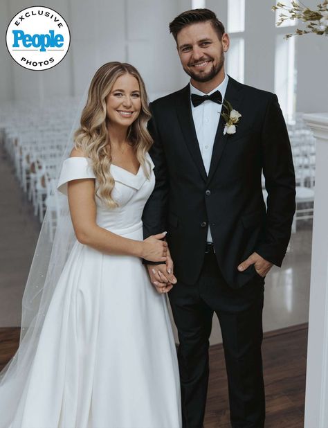 Jana Duggar Marries Stephen Wissman in 'Elegant' Arkansas Wedding: 'I Prayed for This for Years' (Exclusive) Jana Duggar Wedding, Jana Duggar, Simple Classic Wedding, Duggar Wedding, Champagne Color Dress, 19 Kids And Counting, Arkansas Wedding, A Dream Come True, Sink In