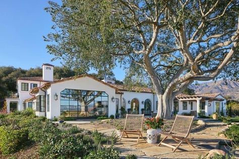 Southern California Home Interiors, Santa Barbara Ranch Style Homes, Santa Barbara Landscape Design, Santa Barbara Spanish Style Homes, Spanish California Style Home, California Spanish Style Homes, Montecito Homes, Moroccan Farmhouse, Santa Barbara Style Homes