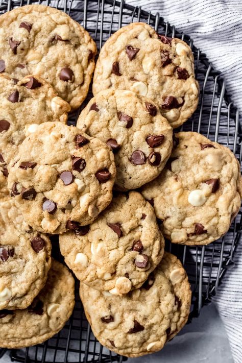 Black and White Chewy Chocolate Chunk Cookies Skillet Cookies, Chocolate Chunk Cookie Recipe, Dark Chocolate Chip Cookies, Cookies Chewy, White Cookies, Chocolate Bacon, Homemade Chocolate Chip Cookies, White Chocolate Chip, Dark Chocolate Cookies