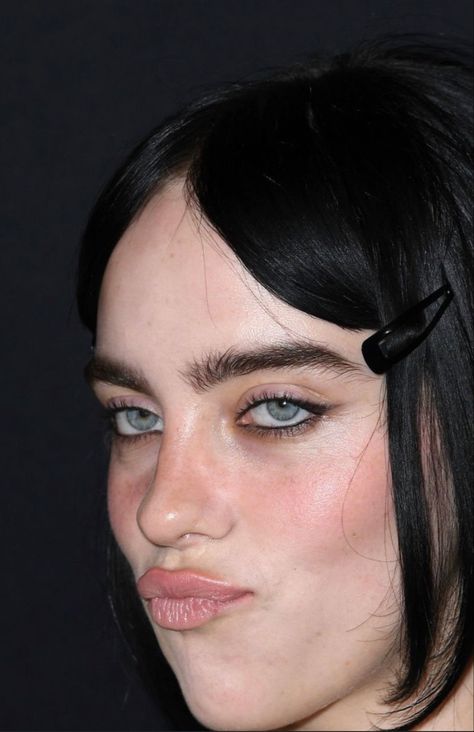 Billie Eilish Eyebrows, Billie Eilish Eyes Close Up, Billie Eilish Makeup, Billie Eilish Black Hair, Makeup Shades, Gorgeous Makeup, Lady And Gentlemen, The Duff, Favorite Person