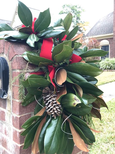 Xmas Mailbox Decorations, Christmas Mailbox Wreath, Christmas Brick Mailbox Ideas, Wreath For Mailbox, How To Decorate A Brick Mailbox For Christmas, Diy Christmas Mailbox Ideas, Mail Box Christmas Decor, Brick Mailbox Christmas Decorations, Holiday Mailbox Decor