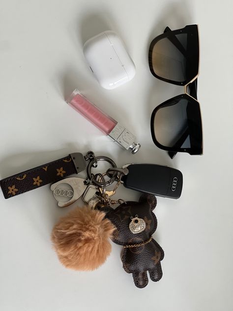 Aesthetic Keys With Keychain, Car Keys Keychain Ideas With Wallet, Gucci Keychain, Dior Keychain, Car Keys Keychain Ideas Aesthetic, Girly Keychains, Luxury Keychain, Cute Car Keys Keychains Ideas, Cute Car Keys