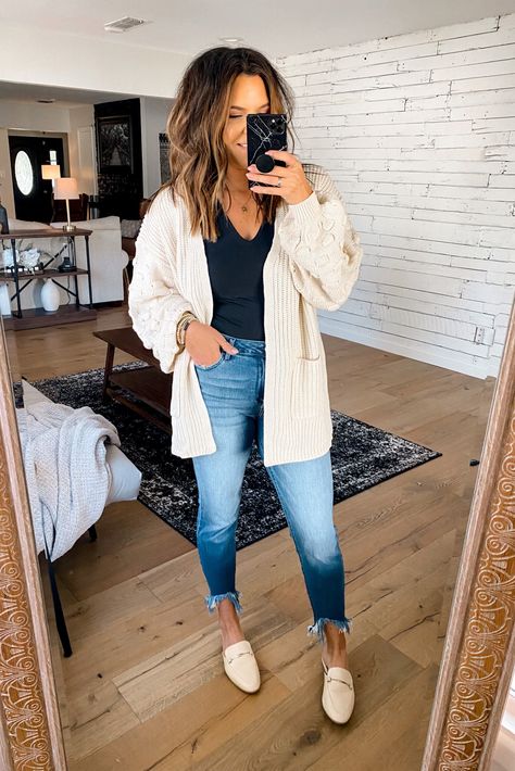 Cream Cardigan Outfit Summer, Cream Chunky Cardigan Outfit, White Chunky Cardigan Outfit, Oversized Cream Cardigan Outfit, Outfit With White Cardigan, Cream Cardigan Outfit Work, Cream Cardigan Outfits, White Cardigan Outfit Work, Off White Cardigan Outfit