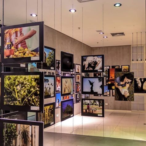 معرض فني, Exhibition Display Design, Photo Exhibit, Museum Exhibition Design, Art Galleries Design, Art Gallery Interior, Photography Exhibition, Museum Displays, Exhibition Stand Design