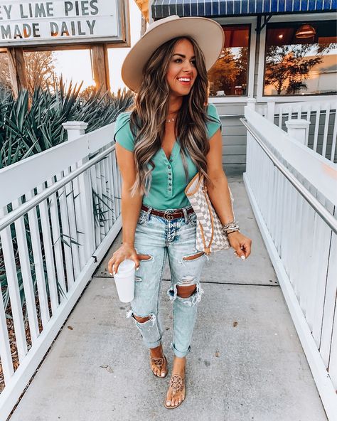 Distillery Outfit Summer, Spring Brewery Outfit, Vegas Day Outfit Spring, Dallas Outfits Summer, Las Vegas Outfit Spring, New Orleans Outfit Spring, Vegas Outfits For Women, Young Mom Outfits Summer, Girls Weekend Outfits