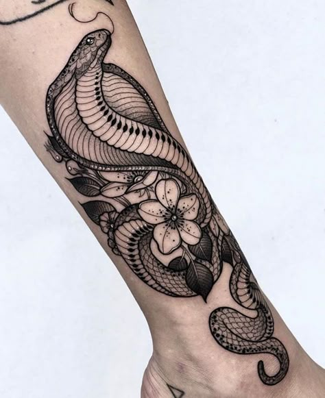 Unique Tattoos For Women, Cobra Tattoo, Snake Tattoo Design, Japanese Sleeve Tattoos, B Tattoo, Japanese Tattoo Designs, Snake Tattoo, Unique Tattoo, Half Sleeve Tattoo