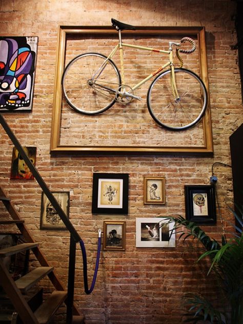 Bicycle art Brick Wall Interior Design, Unusual Wall Art, Brick Interior Wall, Manly Decor, Gallery Ideas, Bicycle Storage, Old Bicycle, Indoor Bike, Exposed Brick Walls