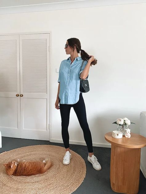 12 Maternity Outfits and Pregnancy Style Tips New York Maternity Outfits, Streetwear Fashion Pregnant, Maternity Airplane Outfit, Maternity Smart Casual Outfit, Every Day Maternity Outfits, Cool Mom Maternity Style, Pregnant Airport Outfit Summer, Casual Maternity Style, Hip Maternity Outfits