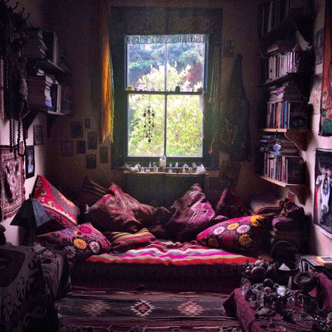 Bohemian Bedrooms, Lots Of Books, Decor Ikea, Dekorasi Kamar Tidur, Bohemian Bedroom Decor, Bohemian Bedroom, Trendy Bedroom, Bed Sets, Dream Rooms