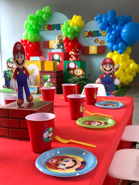 Super Mario Bros Party Ideas Centerpieces, Mario Birthday Party Table Decorations, Super Mario Table Set Up, Mario Birthday Table Decor, Mario Birthday Party Table, Super Mario Table Decorations, Super Mario Birthday Table, Mario Bros Centerpieces Ideas, Super Mario Bros Party Ideas