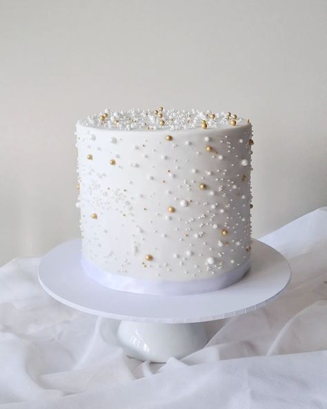 Simple yet elegant birthday cake 🤍💛 {Goldandwhite} #pearlsdetails #pearlswedding #pearlsdecoration #pearlscake #beadswork #elegantcakes #simpleelegance #simplecakedesign #fondantbirthdaycake #Laverton #lavertonnorth #altonameadows #altona #Williamstown #Newport #portmelbourne #pointcookcakes #pointcook #sanctuarylakes Simple White Birthday Cake, Neutral Cake, Elegant Birthday Cake, Simple White Cake, White Birthday Cake, Fondant Cakes Birthday, White Birthday Cakes, Elegant Birthday Cakes, New Year's Cake