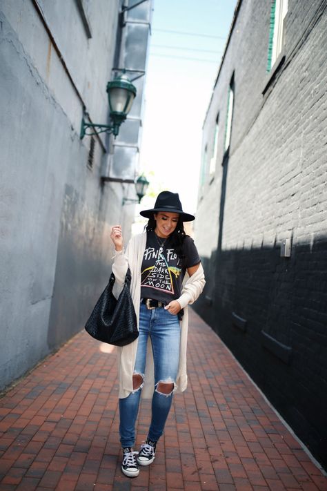 Blogger, Sarah Lindner of The House Of Sequins wearing a Pink Floyd Graphic T-shirt Old School Clothes, Pink Floyd Outfit, Band Shirt Outfits, Concert Outfit Men, Band Tee Outfits, Graphic Tshirt Outfit, Pink Floyd Concert, Fashion Outfits Casual, Pink Floyd Band