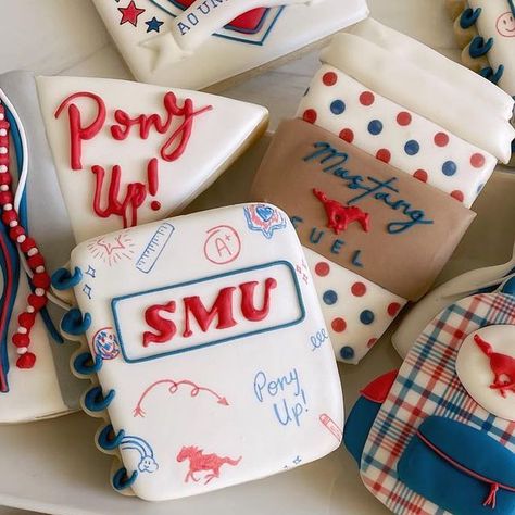 Heartful Art Cookie Co. on Instagram: "Welcome back SMU students! Some sweet treats for SMU move-in weekend @aliceandolivia_dallas . . . #smu #southernmethodistuniversity #aliceandolivia #backtoschoolcookies #dallasmoms #cookiesofinstagram #dallasbaker #dfwsugarcookies" Smu Graduation Party, University Of Miami Cookies, University Of Michigan Cookies, Jmu Cookies, Utsa Graduation Cookies, Baylor Cookies Graduation, College Cookies, College Canvas, College Bed