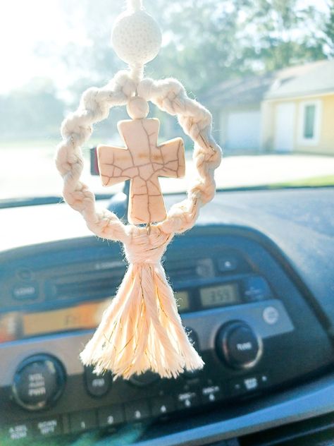 Recuerdos Primera Comunion Ideas, Wire Knitting, String Wall Art, Diy Crochet Bag, Religious Crafts, First Communion Gifts, Church Crafts, Boho Christmas, Macrame Ideas