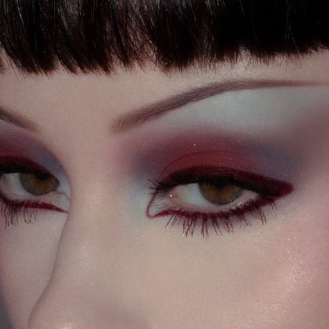 Red Vampy Makeup, Red Shadow Makeup, Vampy Eyeshadow, Red Aesthetic Makeup, Dark Red Makeup Looks, Lilith Makeup, Red Eyeshadow Tutorial, Red And Black Makeup, Red Eyeshadow Palette