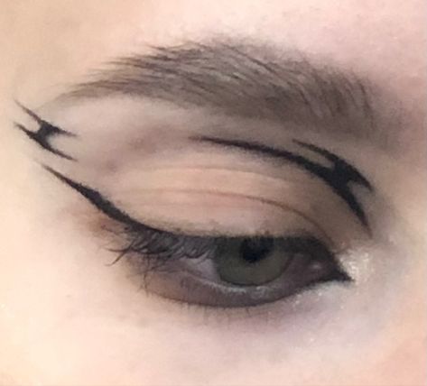 Eyeliner Grafico, Cool Eyeliner, Creative Eyeliner, Vampire Bride, Face Art Makeup, Graphic Makeup, Rave Makeup, Graphic Eyeliner, Swag Makeup