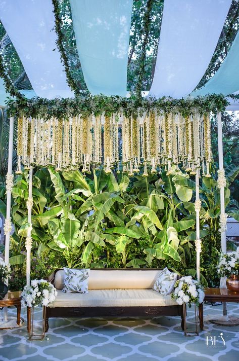 Reusable Wedding Decor, Mehendi Stage, Indian Outdoor Wedding Decor, Eco Friendly Wedding Decor, Hanging Floral Decor, Reception Decoration Ideas, Leaf Decor Wedding, Lanterns Hanging, Simple Stage Decorations