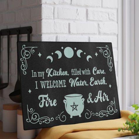 Spiritual Kitchen Decor, Witchy Cottage Kitchen, Witchy Cottage Decor, Moody Kitchen Decor, Witch Room Ideas, Fairycore Kitchen, Witchy Kitchen Ideas, Witchy Apartment Aesthetic, Witchy Kitchen Aesthetic