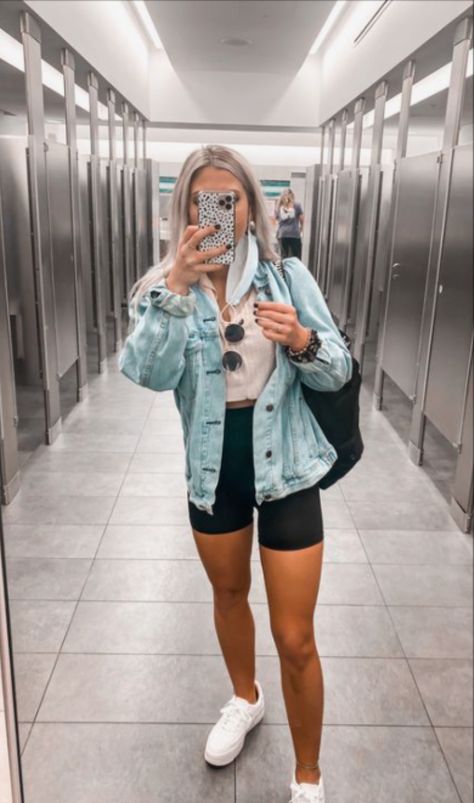 Relaxed Airport Outfit, Casual Summer Outfits Travel, Casual Plane Outfit Summer, Comfy Flight Outfit Summer, Lax Airport Outfits, Comfy Summer Airport Outfit, Comfy Summer Travel Outfit, Outfits For Airplane Travel Summer, Flight Outfits Summer