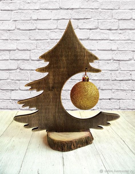 Little wooden tree makes a lovely way to display a treasured ornament Plywood Christmas, Tre Kunst, Router Projects, Christmas Tree On Table, Wooden Christmas Tree, Christmas Wood Crafts, Wooden Tree, Wooden Christmas Trees, Wooden Christmas