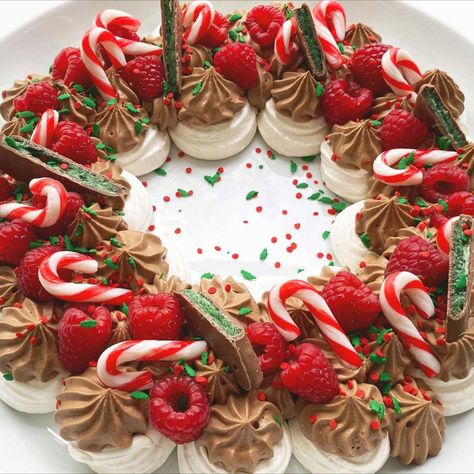 Christmas Pavlova Wreath, Pavlova Platter, Wreath Dessert Christmas, Christmas Desert Wreath, Dessert Wreath, Christmas Dessert Wreath, Christmas Pudding Ideas, Christmas Party Cake, Christmas Dessert Board Ideas