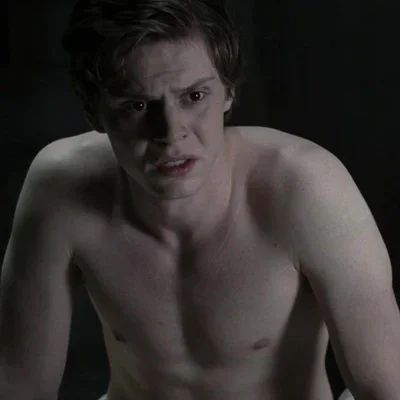 Kit Walker is an attractive young man with short, naturally slight curled golden-brown hair and intense dark brown eyes. Kind, loving, and mild-mannered. Filling station owner. Evan Peters Shirtless, Ahs Asylum, Evan Peters American Horror Story, Kit Walker, Peter Maximoff, American Horror Story Seasons, Pretty Brown Eyes, Danielle Campbell, Evan Peters