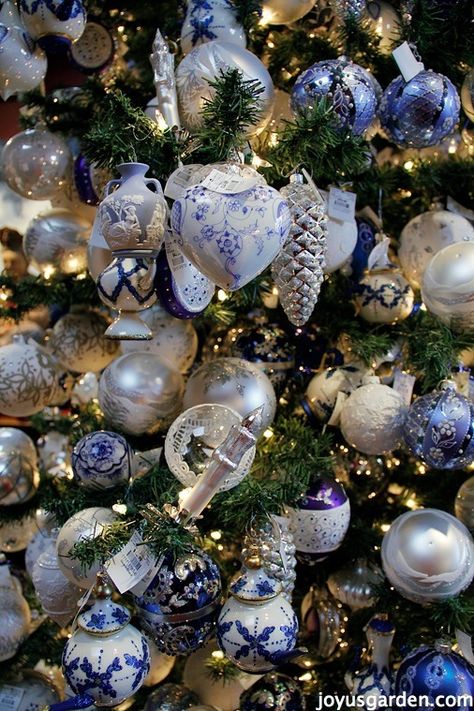 Plants And Gardening, Chinoiserie Christmas, Blue Christmas Decor, Love Plants, Silver Theme, Blue Christmas Tree, Christmas Blue, Gold Christmas Decorations, Christmas Tree Inspiration