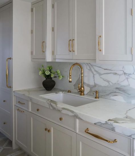 CALIA STONE BOUTIQUE on Instagram: "Beautiful installation of Calacatta Borghini by @kitchenlabinteriors swipe to see where this stone’s journey started #NatureReimagined #StoneStory #marbleindesign" Calacatta Borghini, Master Bath Design, Bedroom Images, White Kitchen Cabinets, Kitchen Cabinetry, Bath Design, Kitchen Style, Built Ins, Home Decor Kitchen