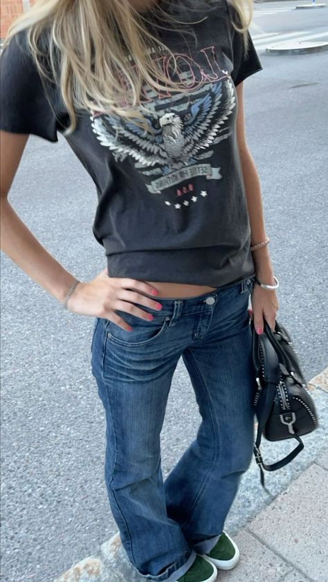 Flared Jeans Outfit, Chic Wardrobe Essentials, Low Rise Jeans Bootcut, Cute Middle School Outfits, 2010s Fashion, Skandinavian Fashion, 2000s Outfits, Looks Party, Easy Trendy Outfits