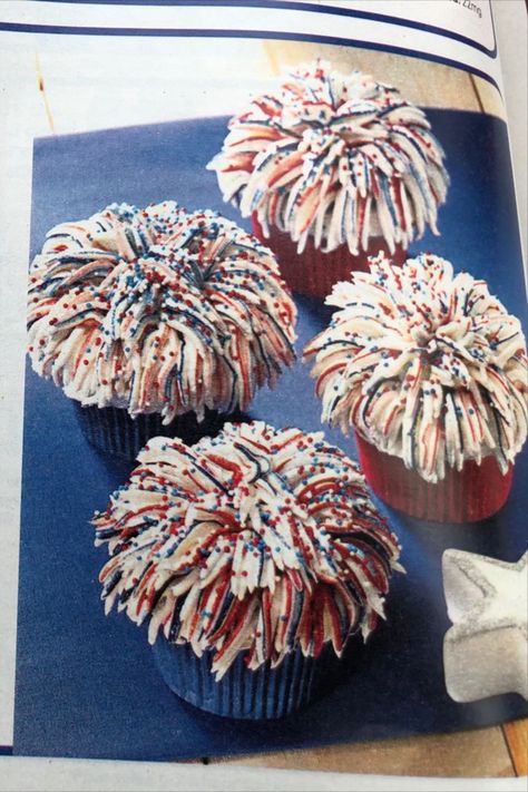 Firecracker Birthday Cake, July 4 Cake, Firework Cupcakes, Firecracker Cupcakes, Fourth Of July Cupcakes, Cupcake Icing Designs, 4th Desserts, Seasonal Cakes, 4th Of July Cupcakes