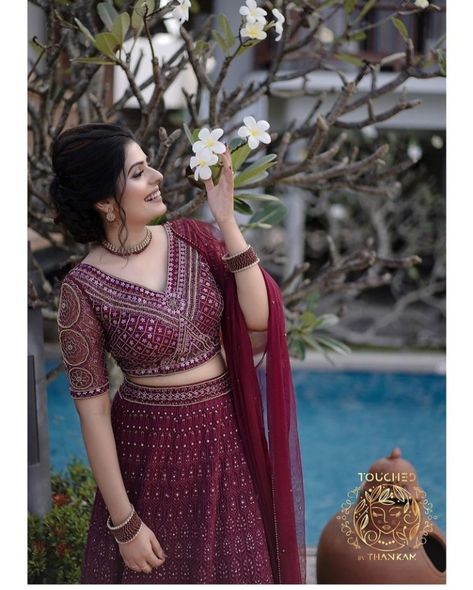 Ghagra For Engagement, Lahenga Design For Reception, Reception Look Ideas Indian, Kerala Bridal Lehenga, Bridal Lehenga Kerala, Reception Gowns Evening Indian, Reception Dress Bride Kerala, Kerala Engagement Lehenga Hindu, Hindu Engagement Look